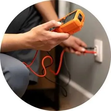eletricista residencial em São Paulo SP reparando tomada faiscando com risco elétrico